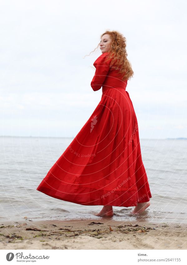 Nina feminin Frau Erwachsene 1 Mensch Wasser Himmel Küste Strand Ostsee Kleid rothaarig langhaarig Locken beobachten festhalten Blick stehen warten maritim