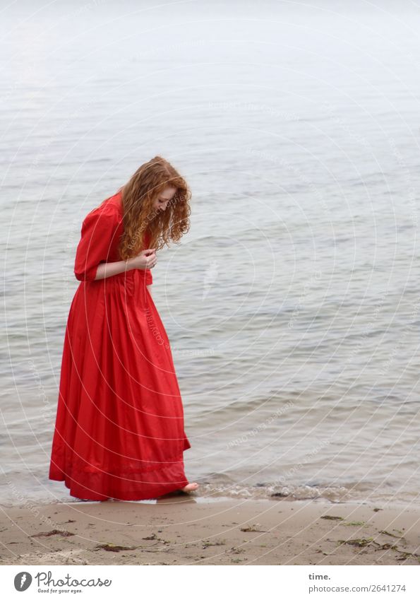 Nina feminin Frau Erwachsene 1 Mensch Wasser Küste Strand Ostsee Kleid rothaarig langhaarig Locken beobachten gehen Blick stehen Glück maritim Neugier schön