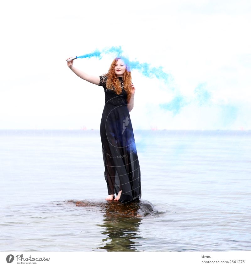Nina feminin Frau Erwachsene 1 Mensch Wasser Horizont Felsen Küste Ostsee Kleid Barfuß rothaarig langhaarig Locken Fackel Rauch beobachten entdecken festhalten