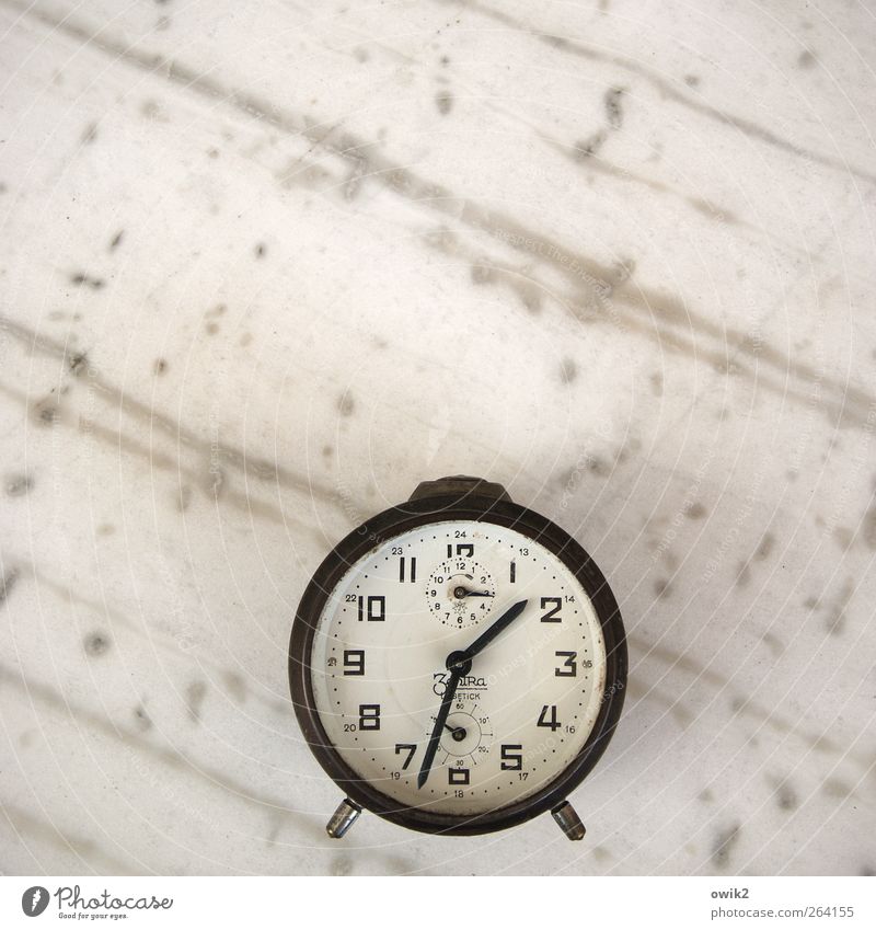 Leisetick Freizeit & Hobby Messinstrument Uhr Wecker analog Stein liegen alt historisch retro Vertrauen Verlässlichkeit Pünktlichkeit Ausdauer sparsam Design