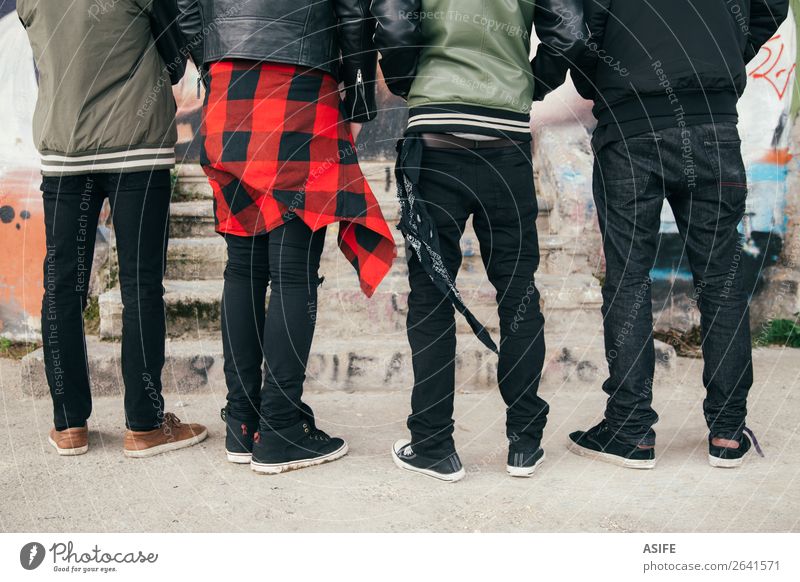 Junge Stadtbewohner Mann Erwachsene Freundschaft Gesäß Jugendkultur Straße Mode Bekleidung Jeanshose Turnschuh Graffiti schwarz Teenager Reihe Beine jung