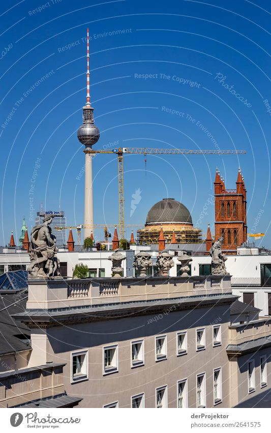 Fernsehturm in Berlin mit Kran und Panorama Muster abstrakt Urbanisierung Hauptstadt Textfreiraum rechts Textfreiraum links Coolness Textfreiraum Mitte