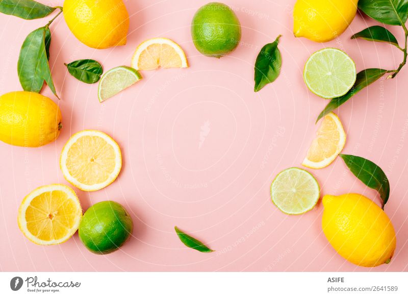 Limetten- und Zitronenrahmen auf rosa Hintergrund Frucht Ernährung Getränk Limonade Saft Sommer Blatt frisch oben gelb grün Kalk Zitrusfrüchte trinken