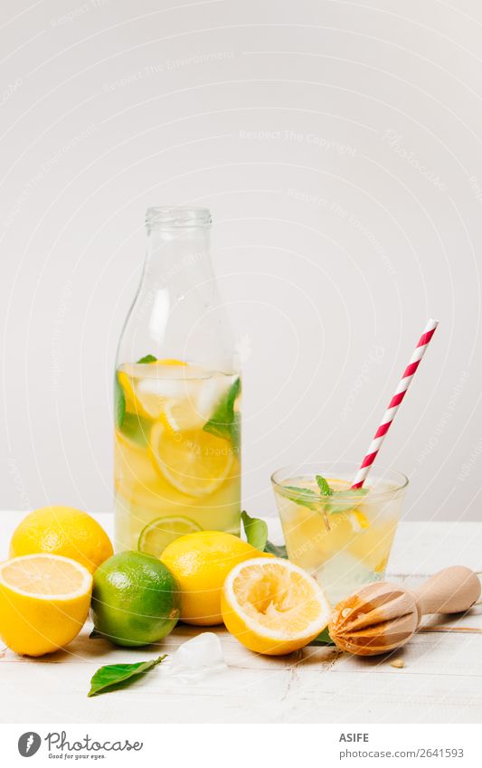 Frische hausgemachte Limonade auf weißem Hintergrund Frucht Diät Getränk Saft Flasche Sommer Tisch Blatt Holz Coolness frisch gelb grün Zitrone Kalk