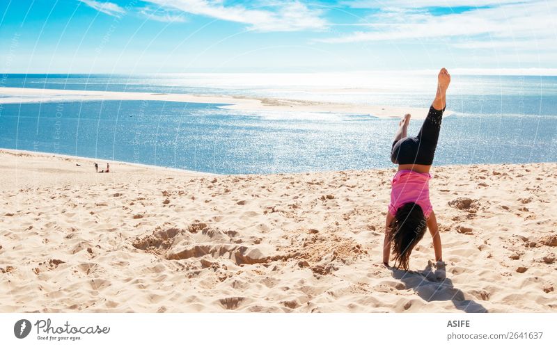 Glückliches kleines Mädchen auf dem Handstand am Strand Freude schön Freizeit & Hobby Spielen Ferien & Urlaub & Reisen Tourismus Sommer Meer Kind Frau