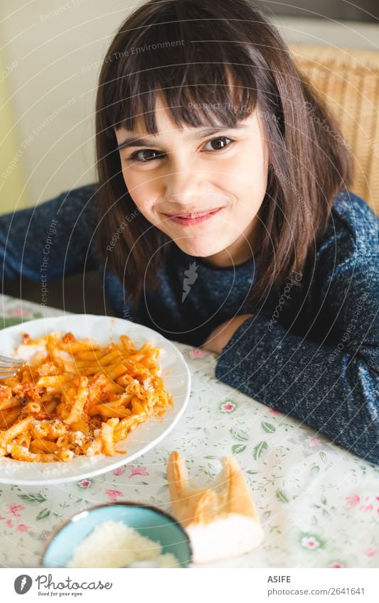 Glückliches kleines Mädchen genießt Nudeln Käse Ernährung Essen Mittagessen Abendessen Gabel Freude schön Tisch Küche Kind Lächeln sitzen lecker niedlich
