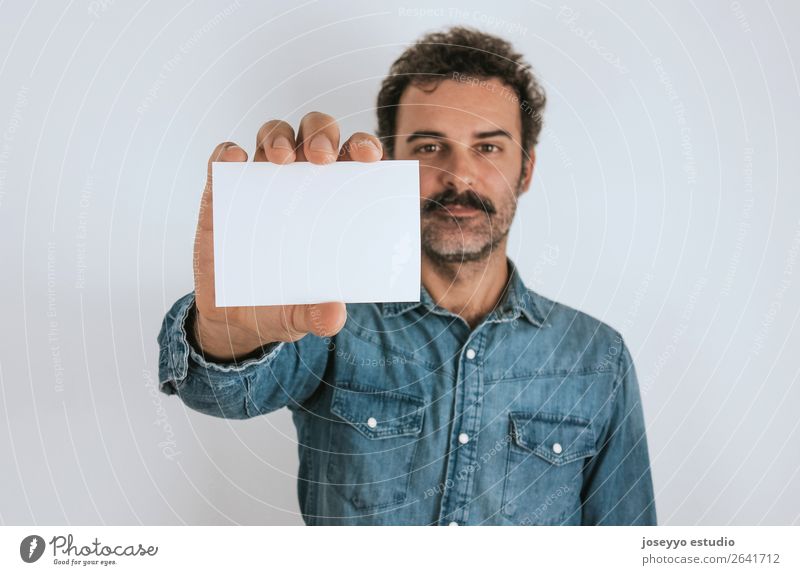 Porträt eines Mannes mit einer leeren Karte. Lifestyle Gesicht Mensch Erwachsene Hemd stehen Coolness trendy selbstbewußt attraktiv Hintergrund blanko Krebs