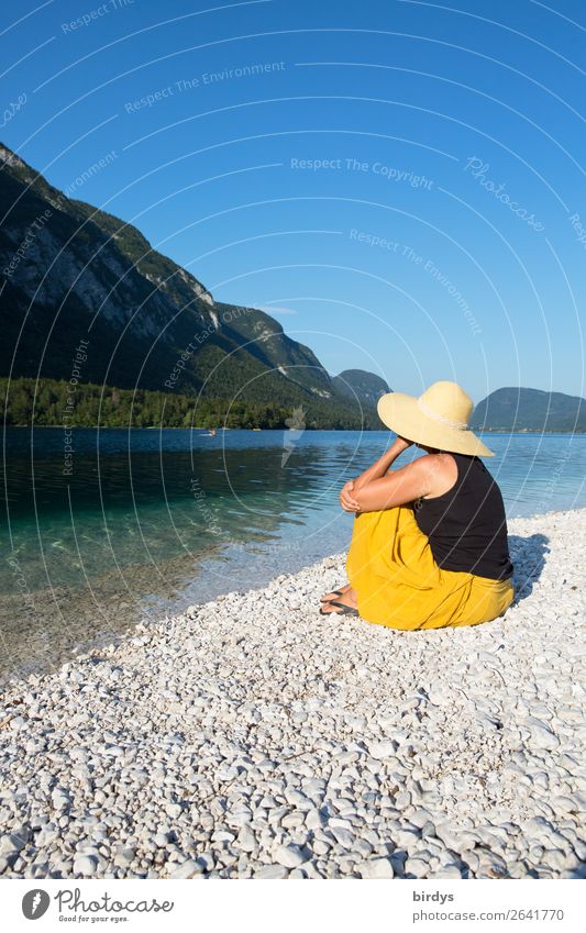 Frau mit Strohut geniest die Einsamkeit an einem klaren Bergsee harmonisch Ferien & Urlaub & Reisen Sommerurlaub Sonnenbad feminin Erwachsene 1 Mensch