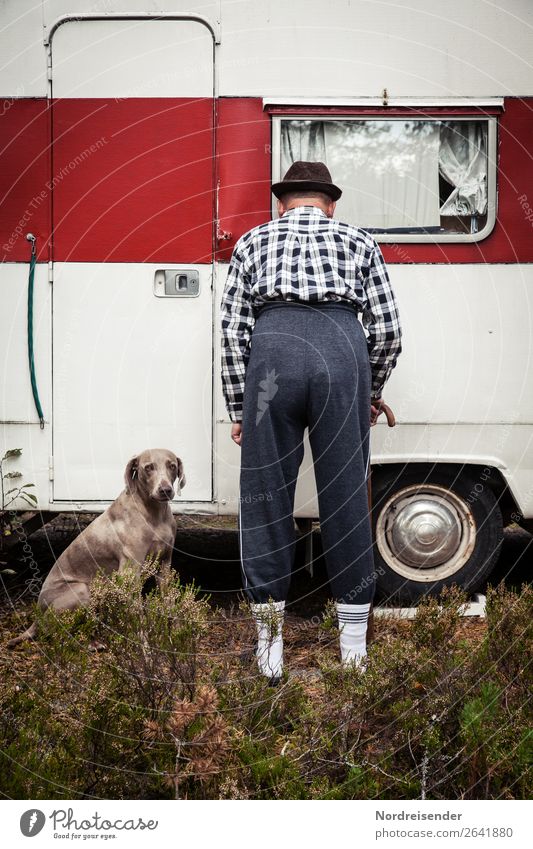 Alterserscheinungen | Dr. Seltsam Tourismus Ruhestand Mensch maskulin Mann Erwachsene Männlicher Senior Fahrzeug Wohnmobil Wohnwagen Mode Hut Haustier Hund alt