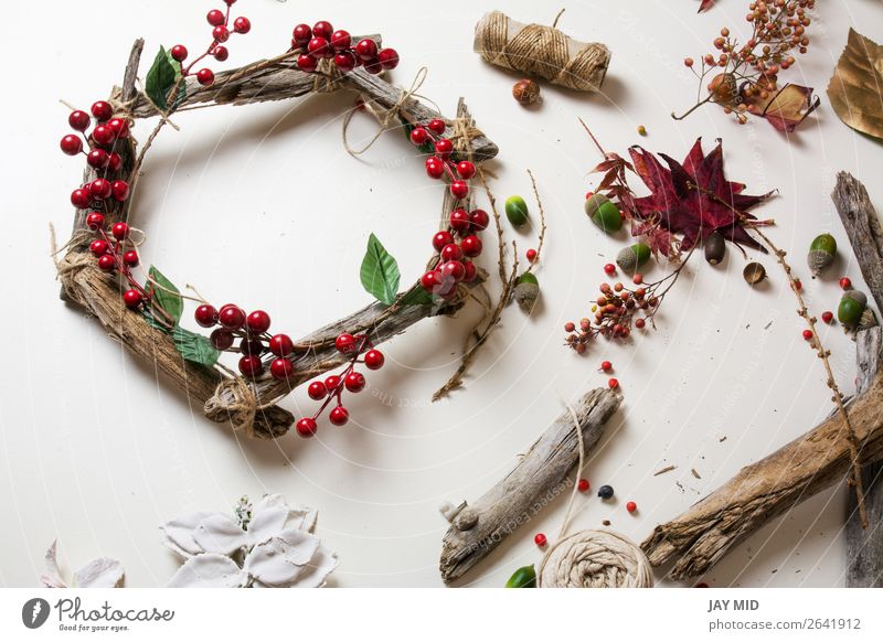Erstellen eines Holzkranzes mit weihnachtlichen roten Stacheln Frucht Freizeit & Hobby Winter Garten Dekoration & Verzierung Erntedankfest Weihnachten & Advent