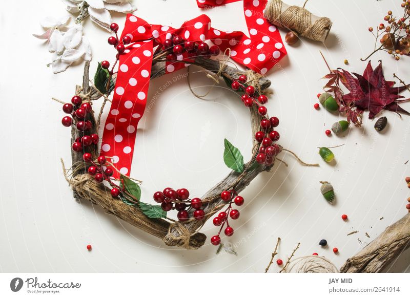 Holzkranz mit weihnachtlichen roten Stacheln Frucht Freizeit & Hobby Winter Garten Dekoration & Verzierung Erntedankfest Weihnachten & Advent