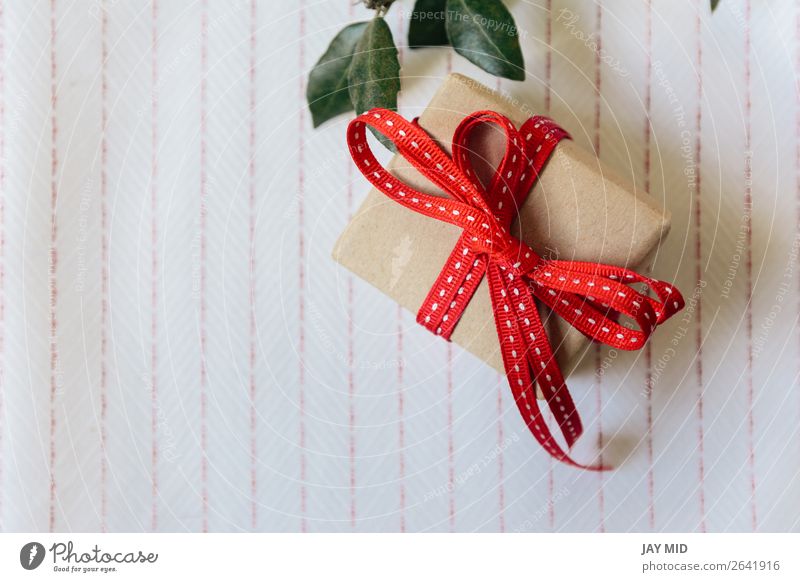 Geschenkbox, verpackt in Recyclingpapier und roter Schleife Brötchen kaufen elegant Muttertag Geburtstag Stoff Krawatte Papier Paket Schnur retro Überraschung