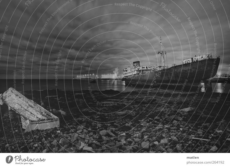 panteón Himmel Wolken Horizont Strand Meer Verkehrsunfall Schifffahrt Fischerboot Wasserfahrzeug dunkel Wrack Steine auf Grund gelaufen Schwarzweißfoto