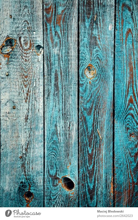 Alte Holzwand mit abblätternder Farbe. Tapete Dorf Mauer Wand Garten alt blau Häusliches Leben Hintergrund Grunge rustikal altehrwürdig verwittert gefiltert Tür