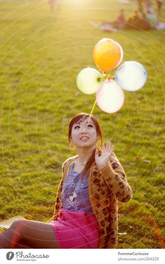 Spring Spring Spring XI Junge Frau Jugendliche Erwachsene Hand 1 Mensch 18-30 Jahre Freude Luftballon Asiate Park Wiese Frühling Frühlingsgefühle sitzen Spielen