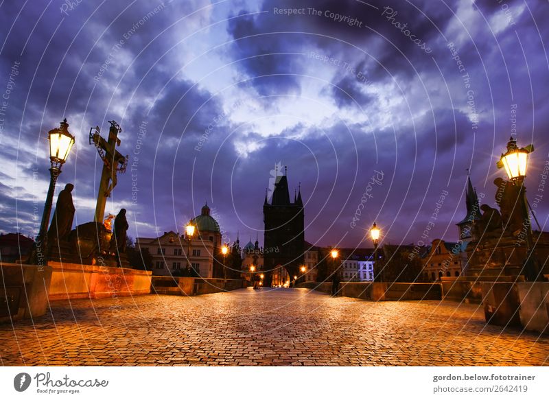 Prag erwacht! Kunst Architektur Landschaft Himmel Wolken Nachthimmel Brücke Mauer Wand Sehenswürdigkeit Wahrzeichen Denkmal entdecken Erholung Bekanntheit