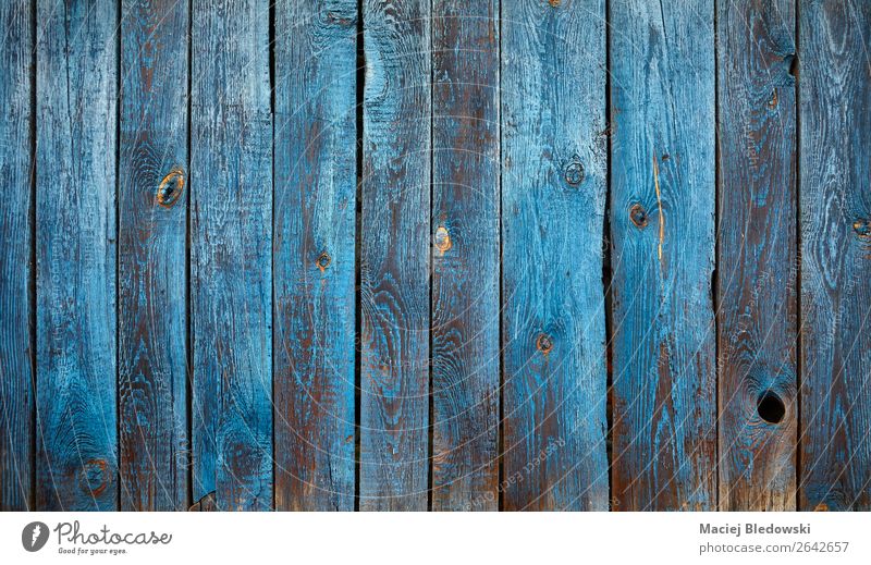 Alte Holzwand mit schälender blauer Farbe. Tapete Mauer Wand alt Hintergrund Grunge rustikal Holzplatte altehrwürdig verwittert gefiltert Tür angeblättert rau