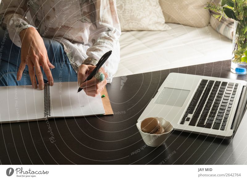 Frauenhände schreiben einen Stift in ein Notizbuch, Computertastatur Lifestyle Arbeit & Erwerbstätigkeit Büro Business Technik & Technologie Mensch Erwachsene