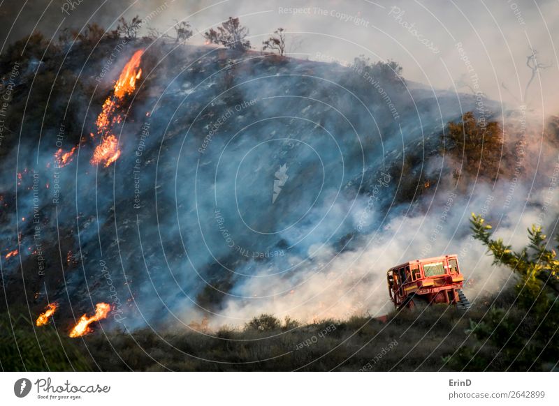 Bulldozer arbeitet mit brennender Bergseite während des Bürstenfeuers. schön Umwelt Landschaft Hügel Coolness einzigartig Mut Angst Farbe Zerstörung Feuer