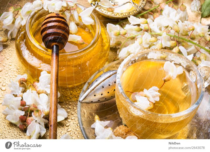 Tee mit Akaziengeschmack Liebling Blume Getränk Tasse trinken grün Blütenblatt Kräuterbuch Baum Natur Blatt frisch Frühling Gesundheit geblümt Löffel golden