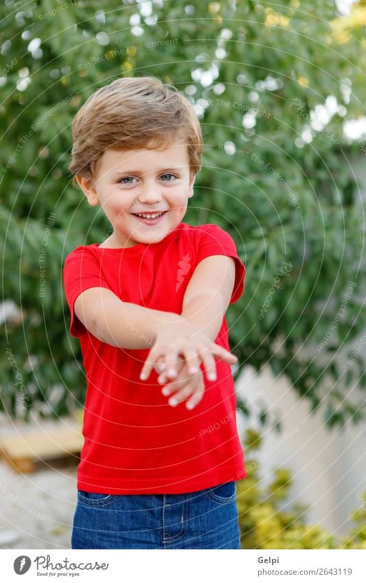 Glückliches Kind mit rotem T-Shirt im Garten Freude schön Sommer Sonne Mensch Baby Kleinkind Junge Familie & Verwandtschaft Kindheit Natur Gras Park blond