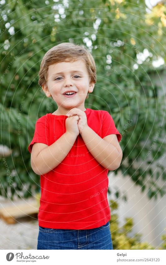Glückliches Kind mit rotem T-Shirt im Garten Freude schön Sommer Sonne Mensch Baby Kleinkind Junge Familie & Verwandtschaft Kindheit Natur Gras Park blond