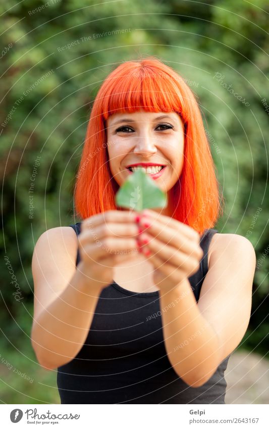 Rothaariges Mädchen mit einem Baumblatt Lifestyle Glück schön Gesicht Schminke Mensch Frau Erwachsene Natur Herbst Blatt Park Wald Mode Lächeln Fröhlichkeit rot