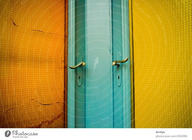 Tür an Tür Glas leuchten außergewöhnlich ästhetisch Farbe Nostalgie Symmetrie Stadt Häusliches Leben Ziel 2 Griff nebeneinander orange gelb blau Buntglas