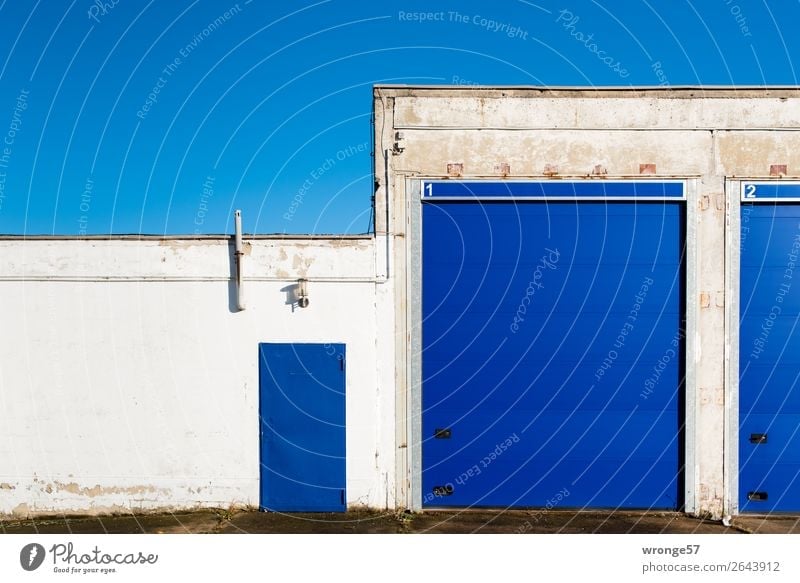Junk | Tor 1 Garage Mauer Wand Fassade Eingang Eingangstür Eingangstor blau weiß Garagentor Blauer Himmel Rolltor Querformat Farbfoto mehrfarbig Außenaufnahme