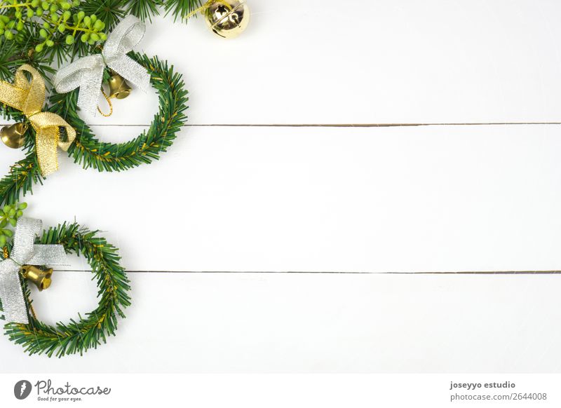 Tannenzweige, Weihnachtskränze und Glöckchen. Design Glück Winter Schnee Dekoration & Verzierung Feste & Feiern Weihnachten & Advent Handwerk Schnur einfach