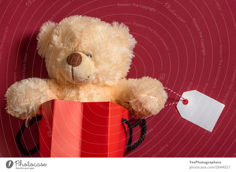 Gefülltes Teddybärenspielzeug in einer Einkaufstasche mit Blankoanhänger kaufen Feste & Feiern Weihnachten & Advent Geburtstag Paket Fröhlichkeit rot