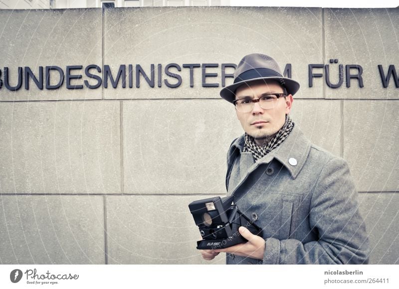Montags Portrait 16 - Ein Mann und seine Kamera elegant Stil Design Freizeit & Hobby maskulin Erwachsene Mensch Mauer Wand Mode Bekleidung Brille Hut Blick