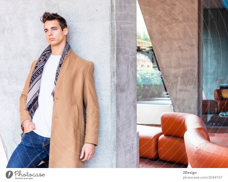 Junger Mann in Winterkleidung auf der Straße. Lifestyle elegant Stil schön Haare & Frisuren Mensch Erwachsene Jugendliche Herbst Mode Bekleidung Jeanshose