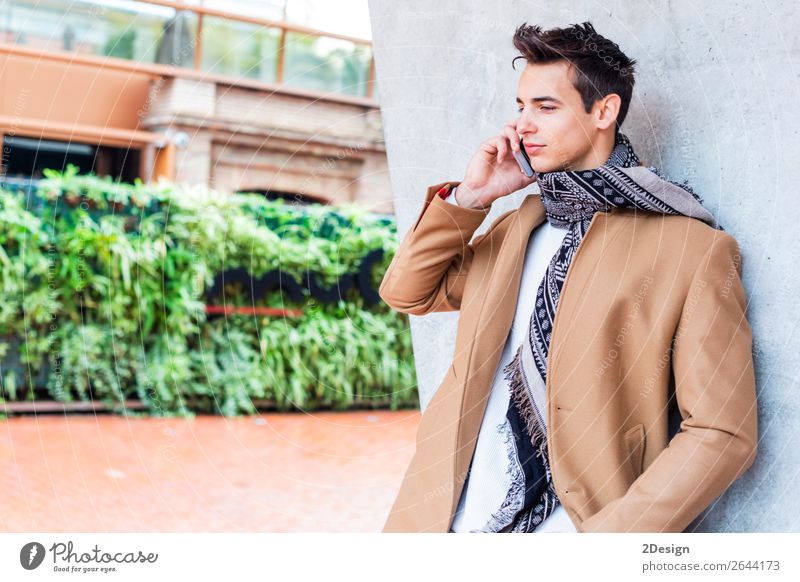 Moderner junger Mann mit Handy auf der Straße. Lifestyle elegant Stil schön Haare & Frisuren Winter sprechen Telefon PDA Erwachsene Jugendliche Herbst