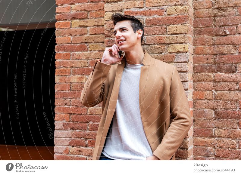 Porträt eines modernen jungen Mannes mit Handy auf der Straße. Lifestyle elegant Stil schön Haare & Frisuren Winter sprechen Telefon PDA Erwachsene Jugendliche
