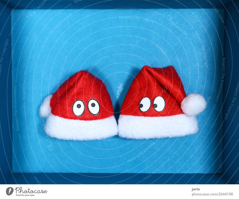 blaue kiste III Weihnachten & Advent Kasten Zusammensein lustig rot Blick Nikolausmütze Überraschung Augen Weihnachtsgeschenk Farbfoto Studioaufnahme