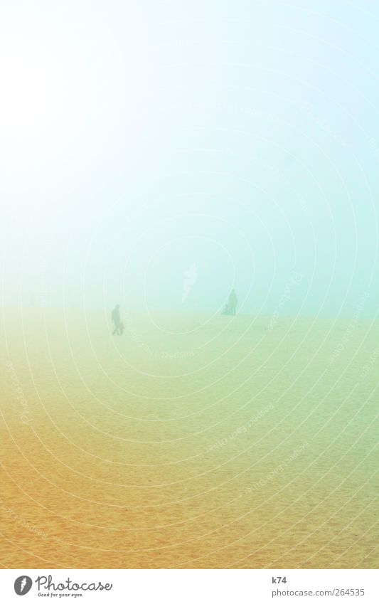 Frühjahrsnebel Mensch Mann Erwachsene 4 Himmel Nebel Strand Sand blau gelb grün Umweltverschmutzung trüb unklar Smog Farbfoto mehrfarbig Außenaufnahme