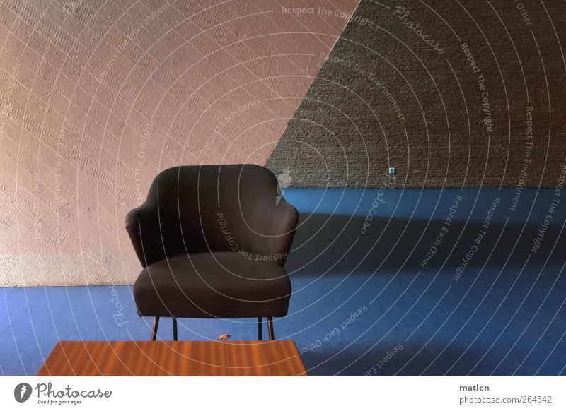 welk Menschenleer Mauer Wand dunkel retro blau braun grau Sessel Tisch Tapete Irritation Gedeckte Farben Innenaufnahme Textfreiraum oben Kunstlicht Schatten