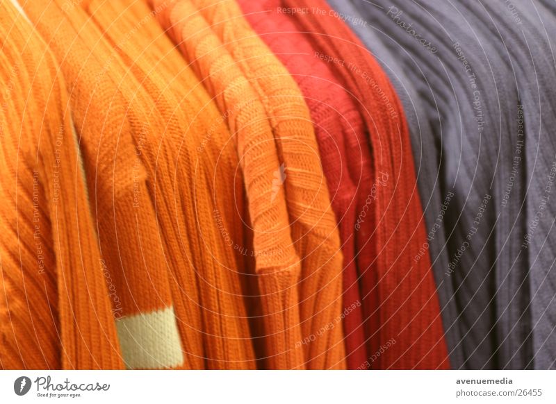 Wollpulli - aufgehängt Wolle Pullover gelb rot Bekleidung Kleiderständer Dinge orange blau