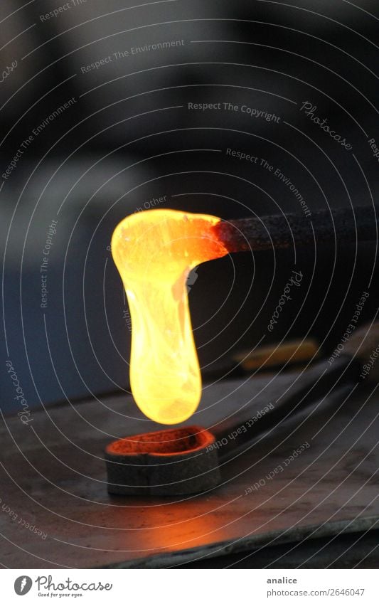 Liebe gestalten II Strukturen & Formen Feuer Glas Herz herzförmig herzbrechend heiß Füllung gelb orange Arbeitsplatz Fabrik Werkstatt Werkzeug Staub staubig
