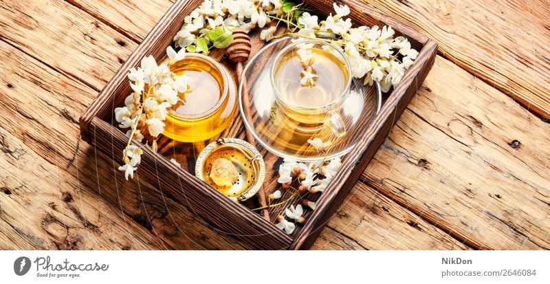 Tee mit Akaziengeschmack Blume Tasse trinken grün Tisch Blütenblatt Kräuterbuch Baum Natur Blatt frisch Frühling Gesundheit geblümt Becher Kraut Liebling Glas