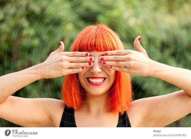 Überraschte rothaarige Frau in einem Park Lifestyle Stil Freude Glück schön Haare & Frisuren Gesicht Wellness Windstille Spielen Sommer Mensch Erwachsene Natur