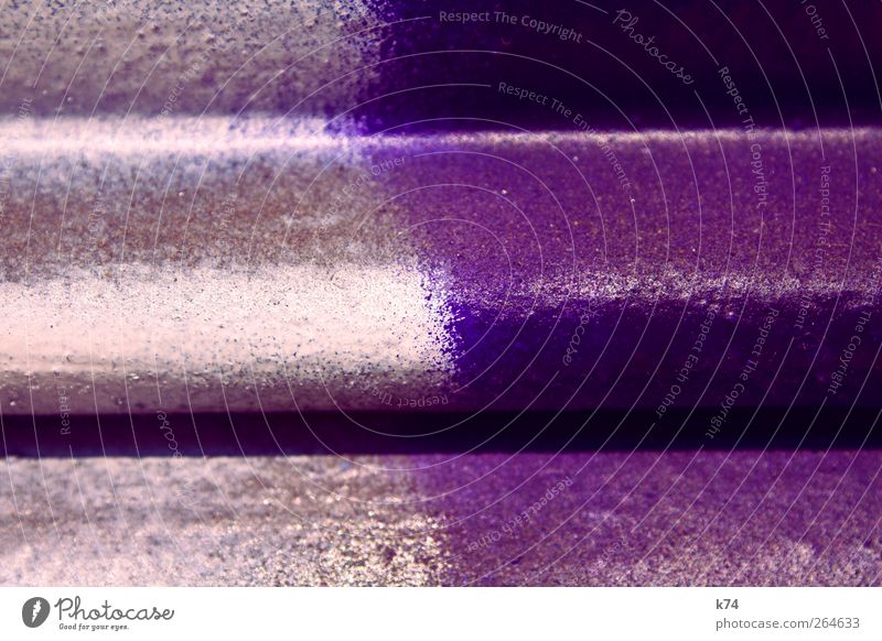 detail Tor Rolltor Metall violett Farbe Lack Graffiti sprühen Farbfoto mehrfarbig Außenaufnahme Detailaufnahme Menschenleer Textfreiraum Mitte Tag Licht