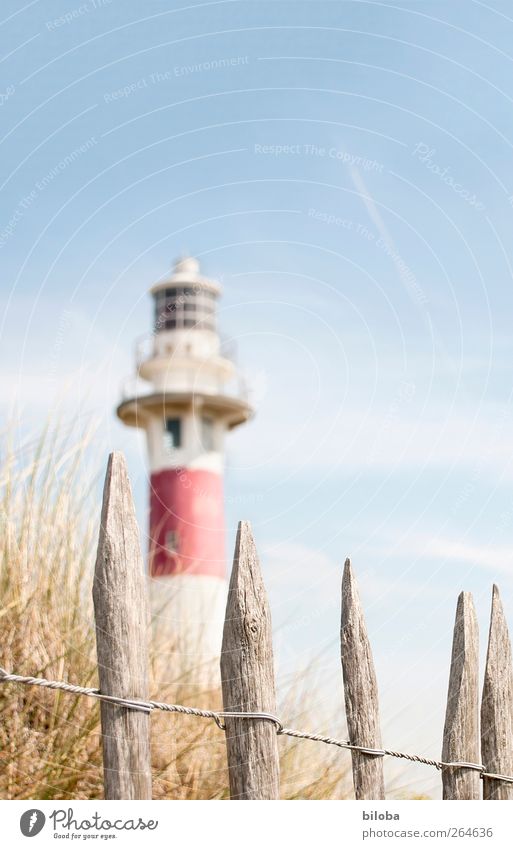 Nordseeromantik II Küste Nieuwpoort Flandern Belgien Menschenleer Leuchtturm Fassade Fenster Sehenswürdigkeit rot weiß Sehnsucht Heimweh Fernweh Sicherheit Düne