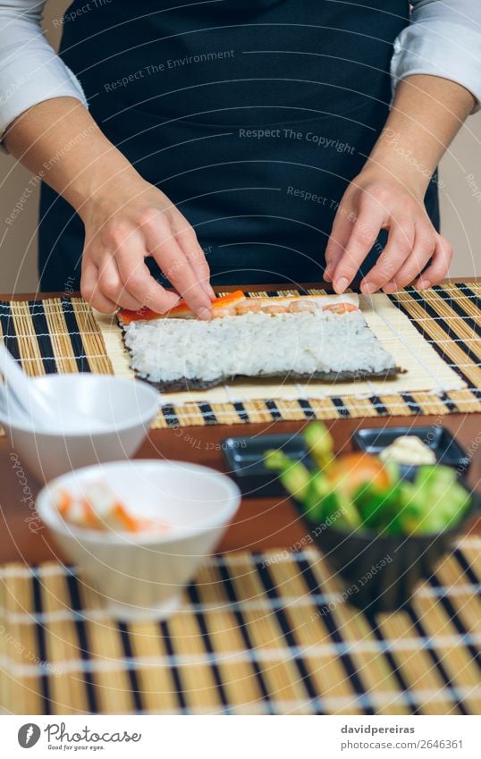 Chefkoch Hände legen Zutaten auf Reis Meeresfrüchte Diät Sushi Schalen & Schüsseln Restaurant Mensch Frau Erwachsene Hand machen frisch Küchenmaschine Putten