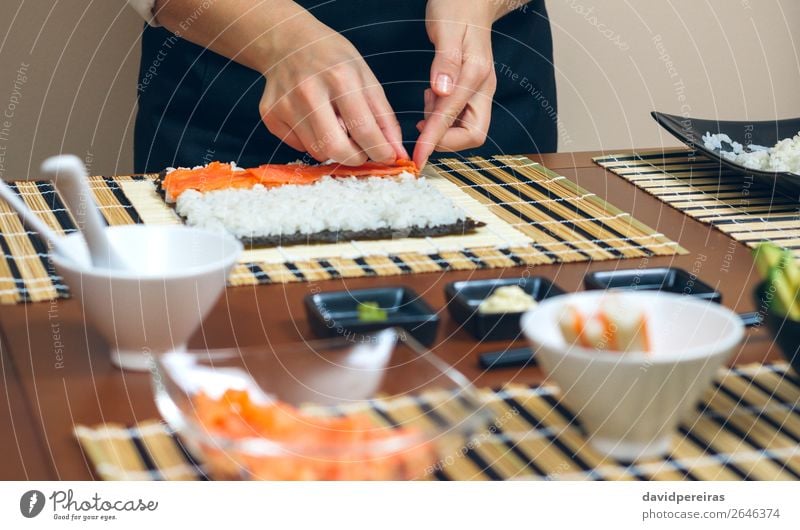 Chefkoch Hände legen Zutaten auf Reis Meeresfrüchte Diät Sushi Schalen & Schüsseln Restaurant Mensch Frau Erwachsene Hand machen frisch Küchenchef Platzierung