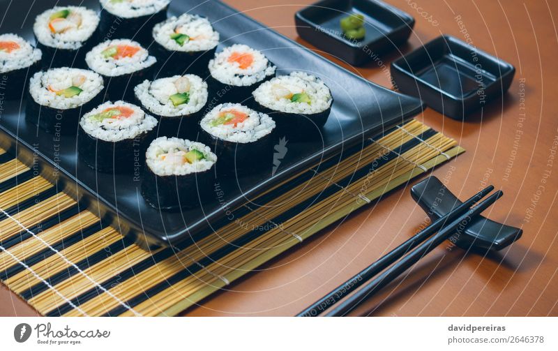 Sushi Maki Rollen auf einem Tablett Teller elegant Restaurant machen frisch schwarz fertig maki rollen Präsentation Kalifornische Walze Snack appetitlich