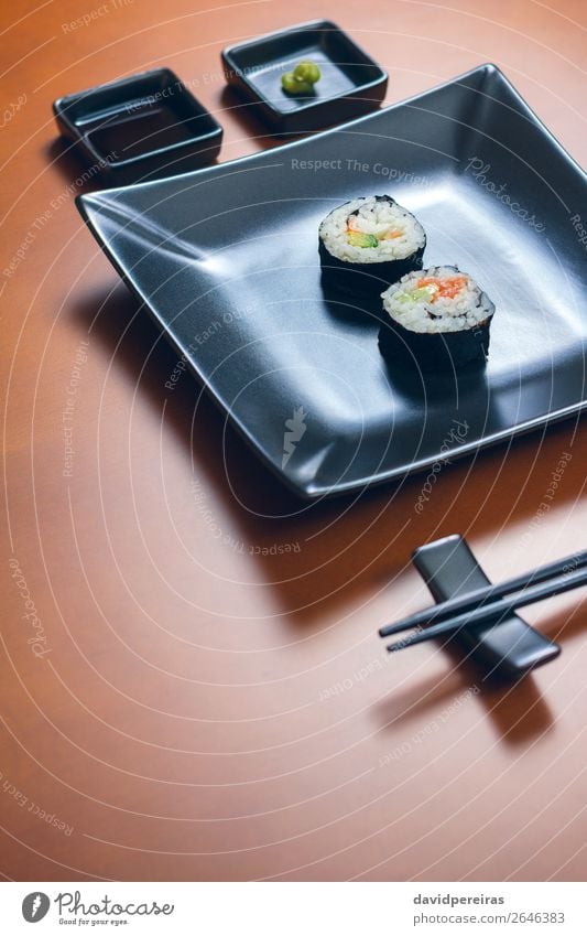 Sushi Maki Rollen auf einem Tablett Mittagessen Abendessen Teller elegant Restaurant Frau Erwachsene lecker Japanisch asiatisch Lebensmittel Speisekarte