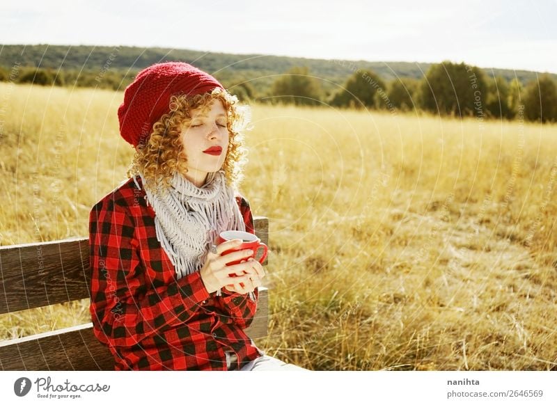 Frontporträt einer jungen Frau in roter Karosse Frühstück Getränk trinken Heißgetränk Kaffee Tee Lifestyle Freude Wellness Leben Wohlgefühl Erholung ruhig