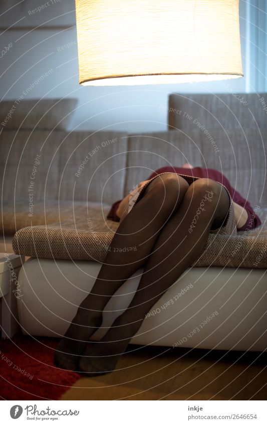 Frau auf Sofa Lifestyle Häusliches Leben Wohnung Lampe Wohnzimmer Erwachsene Beine 1 Mensch 30-45 Jahre Rock Strumpfhose liegen schlafen Gefühle Windstille